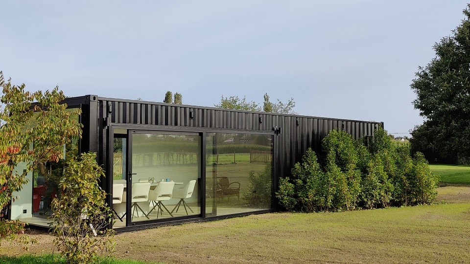 Bijgebouw / container met Aluminium buitenschrijnwerk